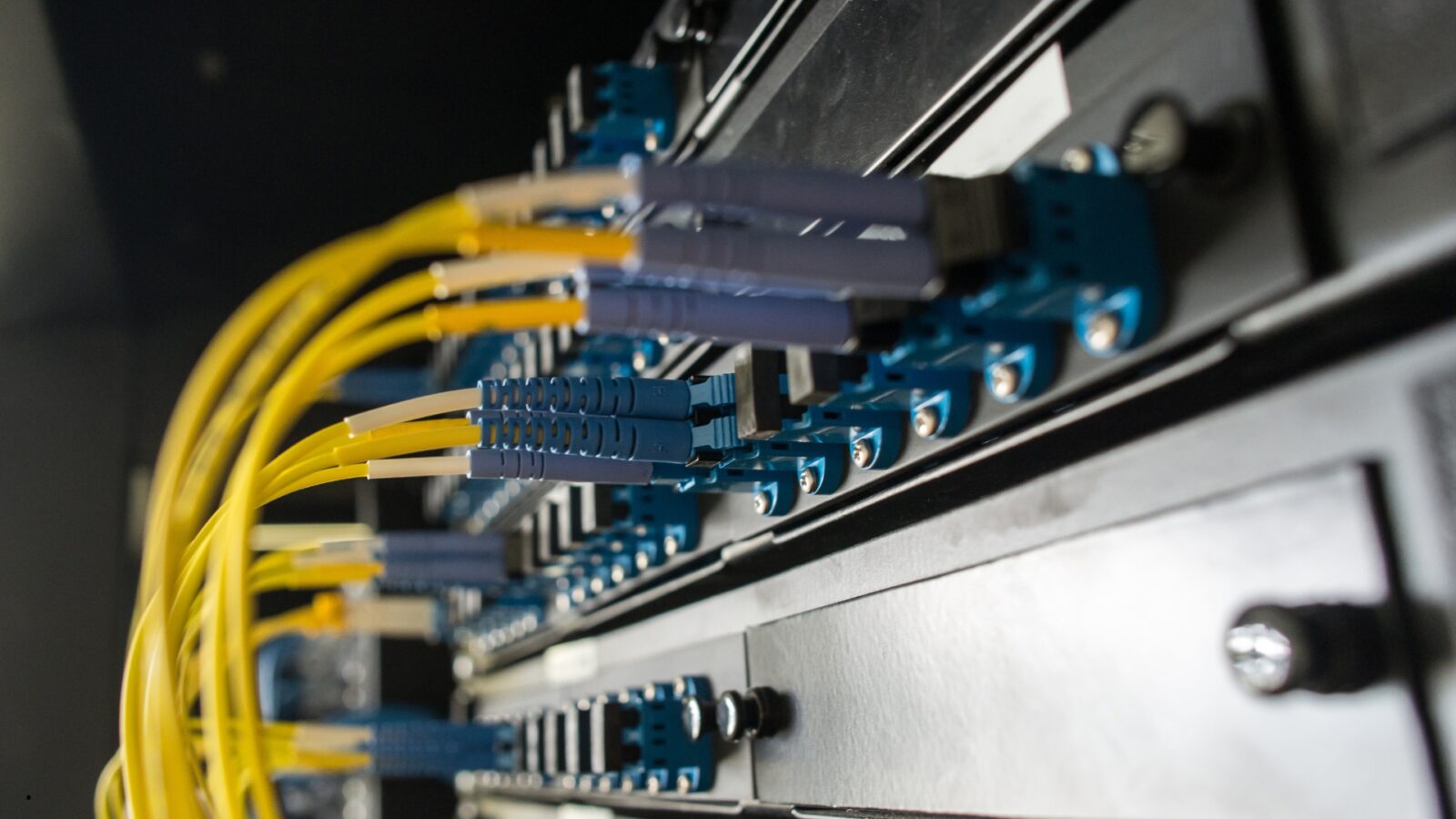 Apa Itu Jaringan Fiber Optic Keunggulan dan Cara Kerjanya di Indonesia